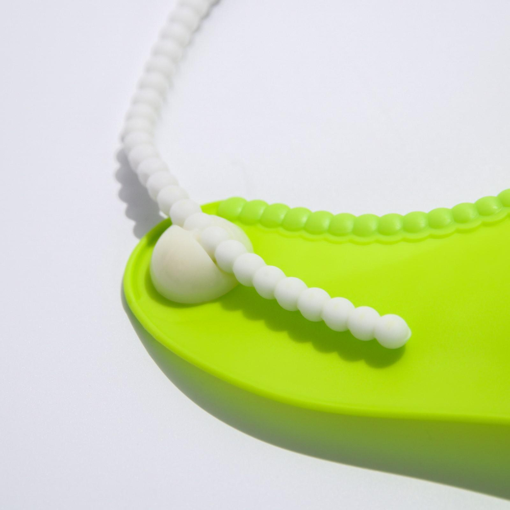 Нагрудник с карманом, силиконовый, цвет зелёный 2357271