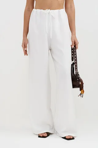 Брюки свободные на резинке белого цвета