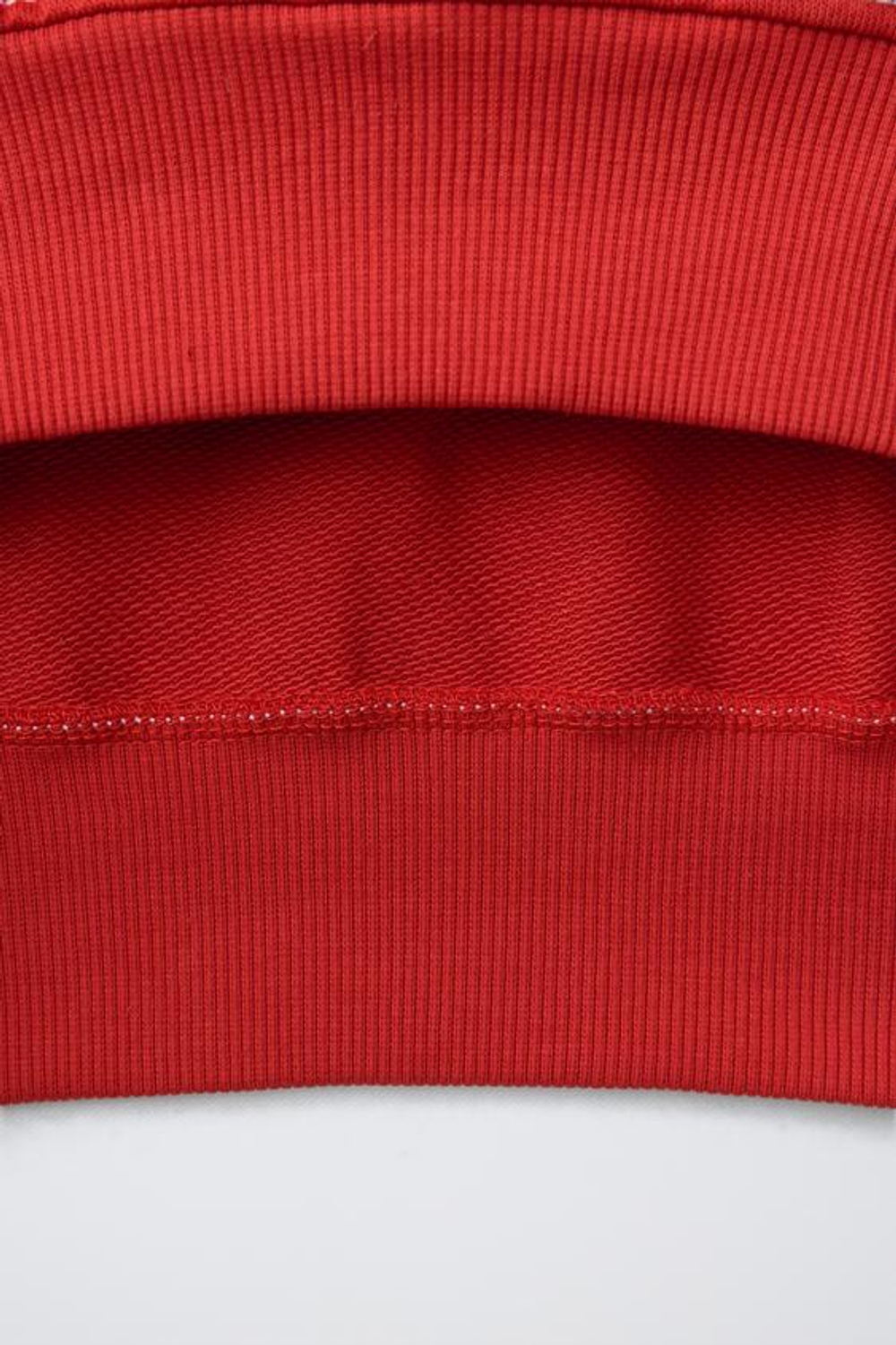 ZARA КОМПЛЕКТ ИЗ ФУТБОЛКИ И ШОРТОВ ИЗ ФУТЕРА С ОТДЕЛОЧНОЙ СТРОЧКОЙ, КРАСНЫЙ