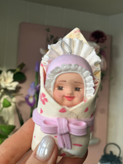 Елочная игрушка Пупсик в одеялке. Девочка