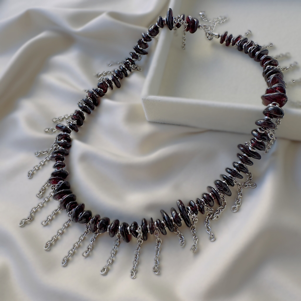 Колье с цепочками "Гранатовый вихрь" с гранатом