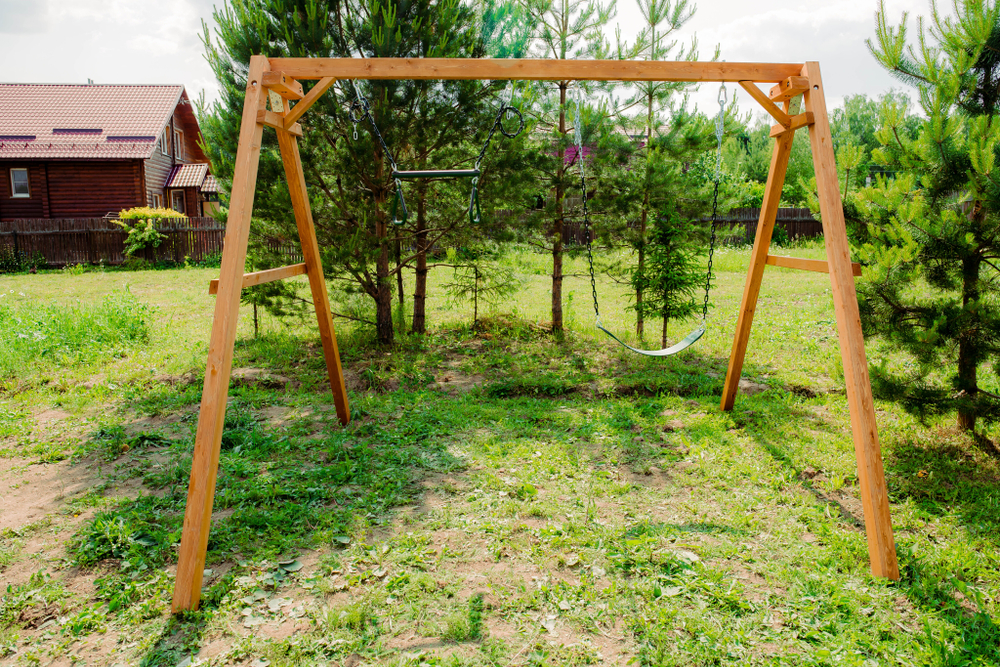 Деревянные качели с трапецией и гибкими качелями
