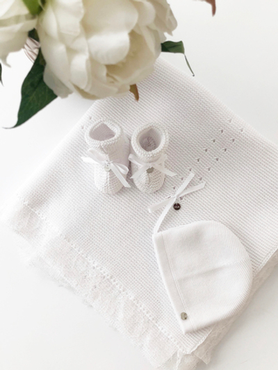 Подарочный набор: плед с кружевом, шапочка и пинетки (Белый)