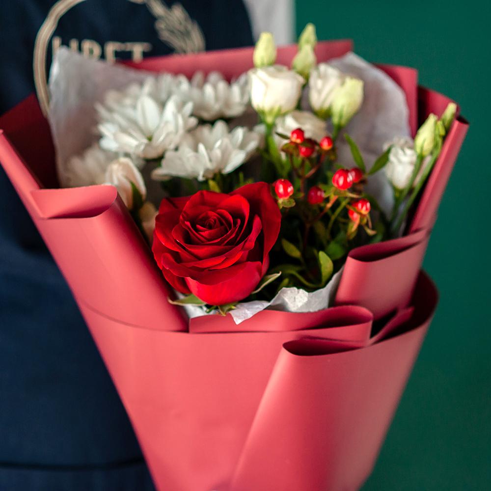 Сборный мини букет с красных тонах