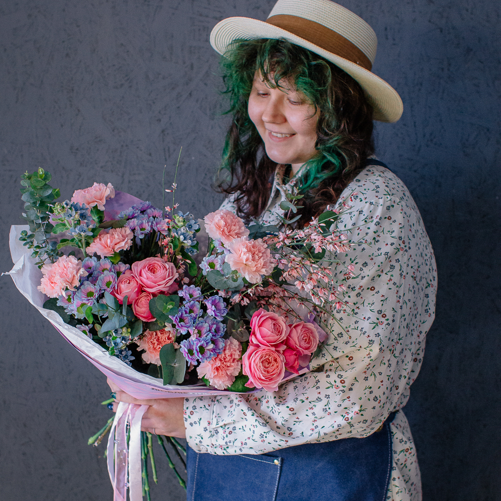 147. Нежный букет с розовыми пионовидными розами