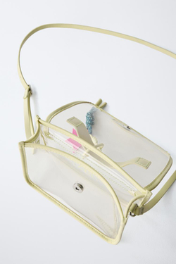 ZARA ВИНИЛОВАЯ СУМКА С ПЛЕЧЕВЫМ РЕМНЕМ И ПОДВЕСКОЙ, ПРОЗРАЧНЫЙ