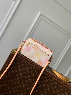 Louis Vuitton Pochette Metis East West