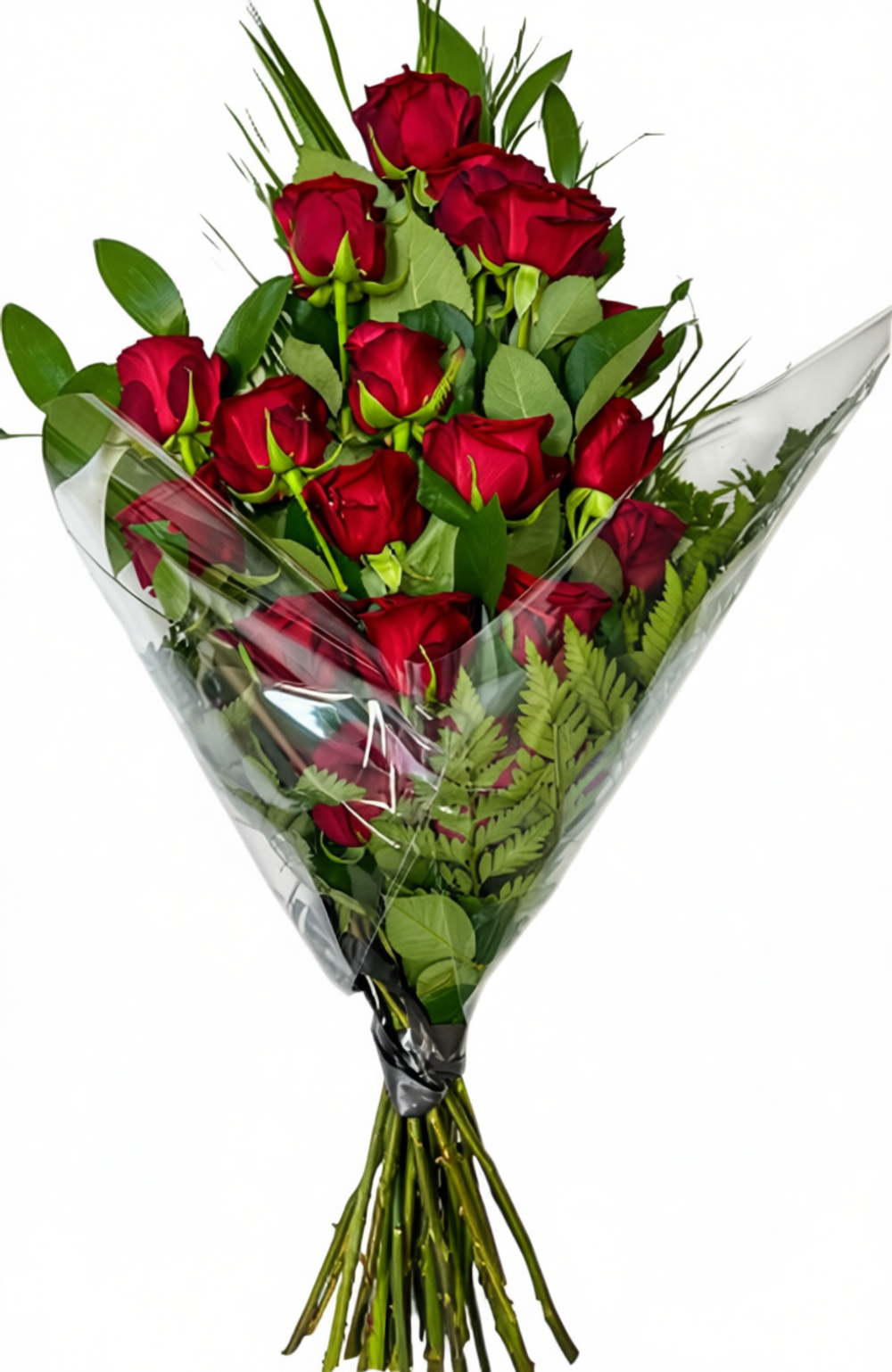 Букет из красных роз, упакованный в прозрачную пленку и перевязанный черной лентой, с зелеными листьями и папоротником.