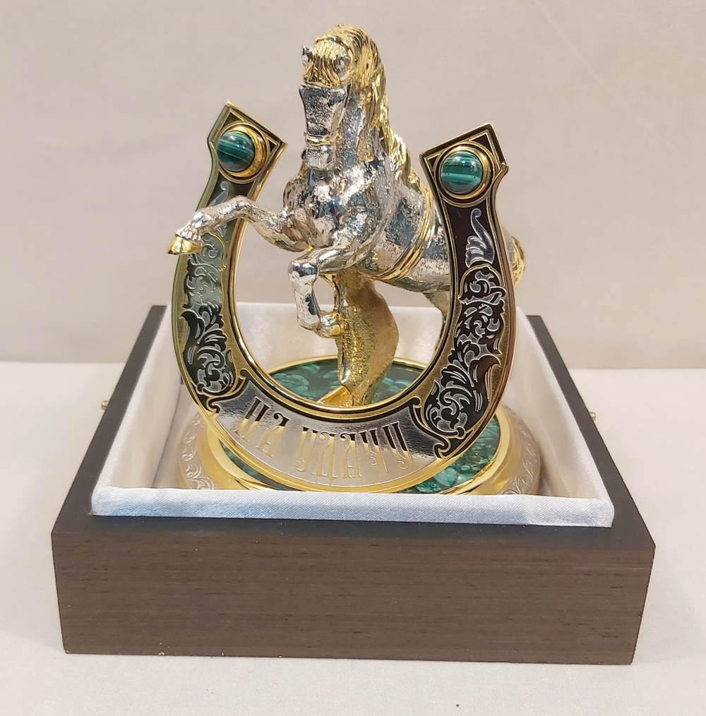 Конь с подковой "На удачу" (Златоуст) с малахитом