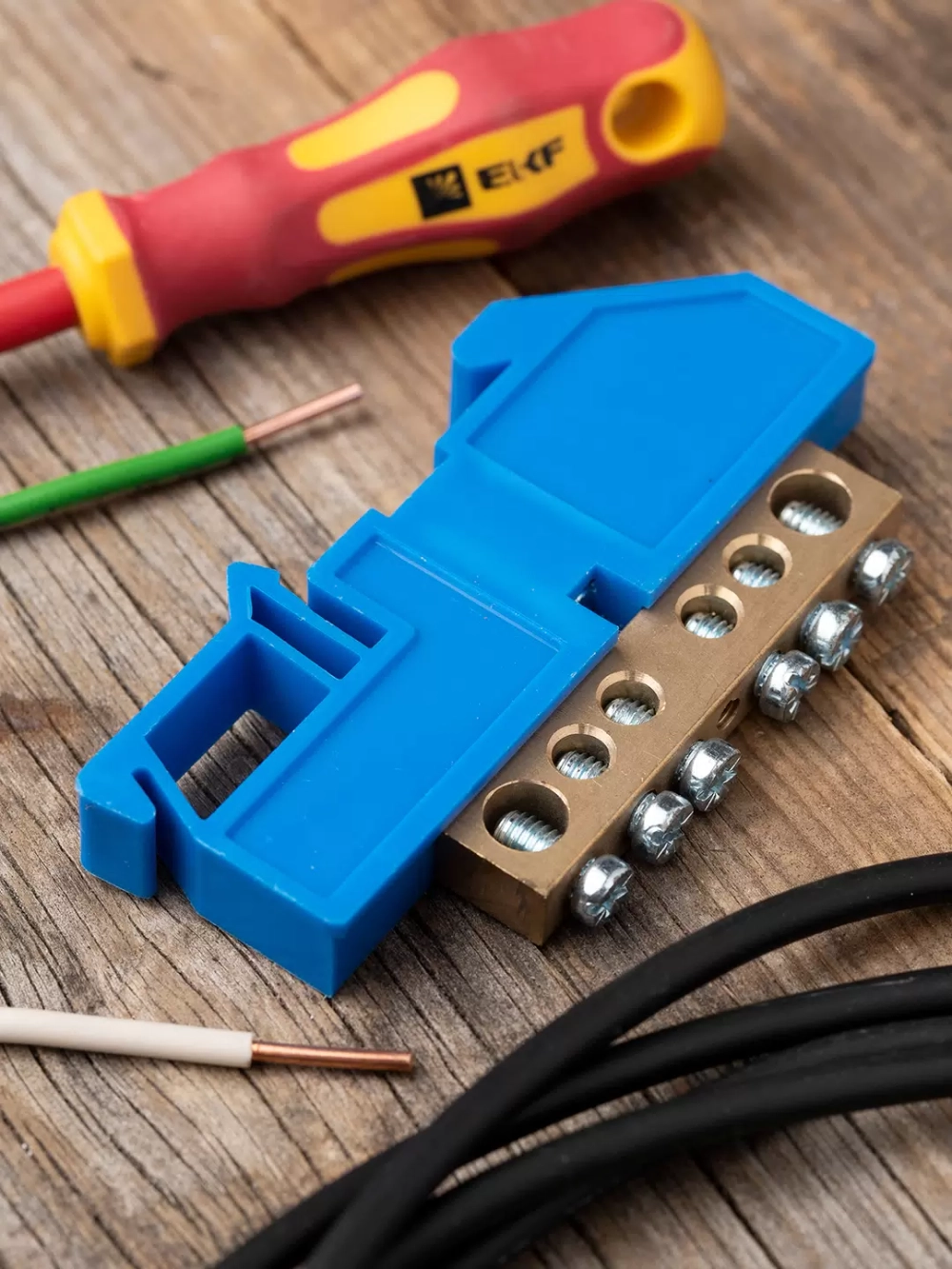 Нулевая шина EKF PROxima N 8х12мм 6 отв, латунь, синий изол. на DIN-рейку sn0-125-6-d-r