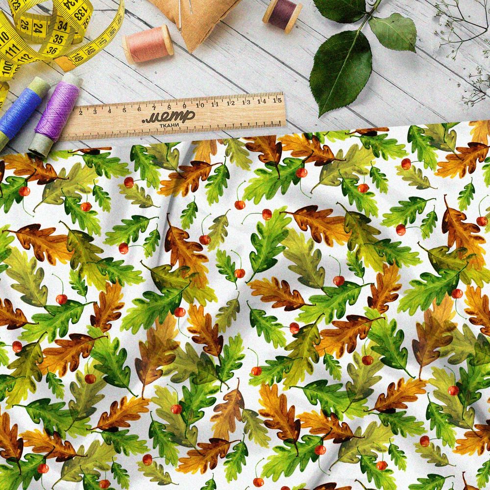 Ткань мембрана желтеющие листья дуба и вишня на белом фоне