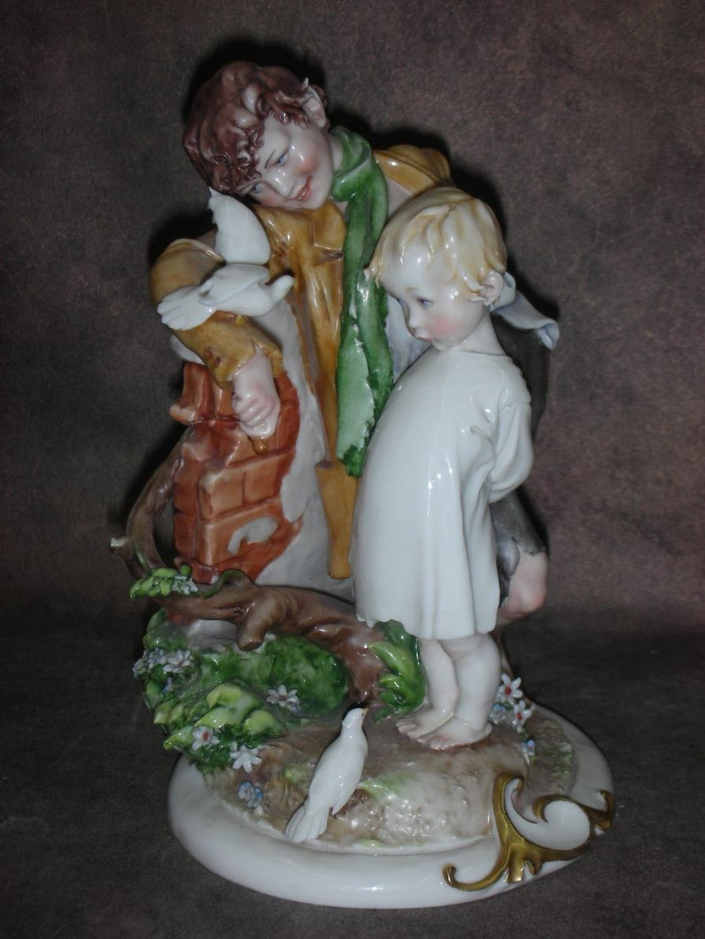 Статуэтка. Фарфор. Дети и птицы. Capodimonte. Италия