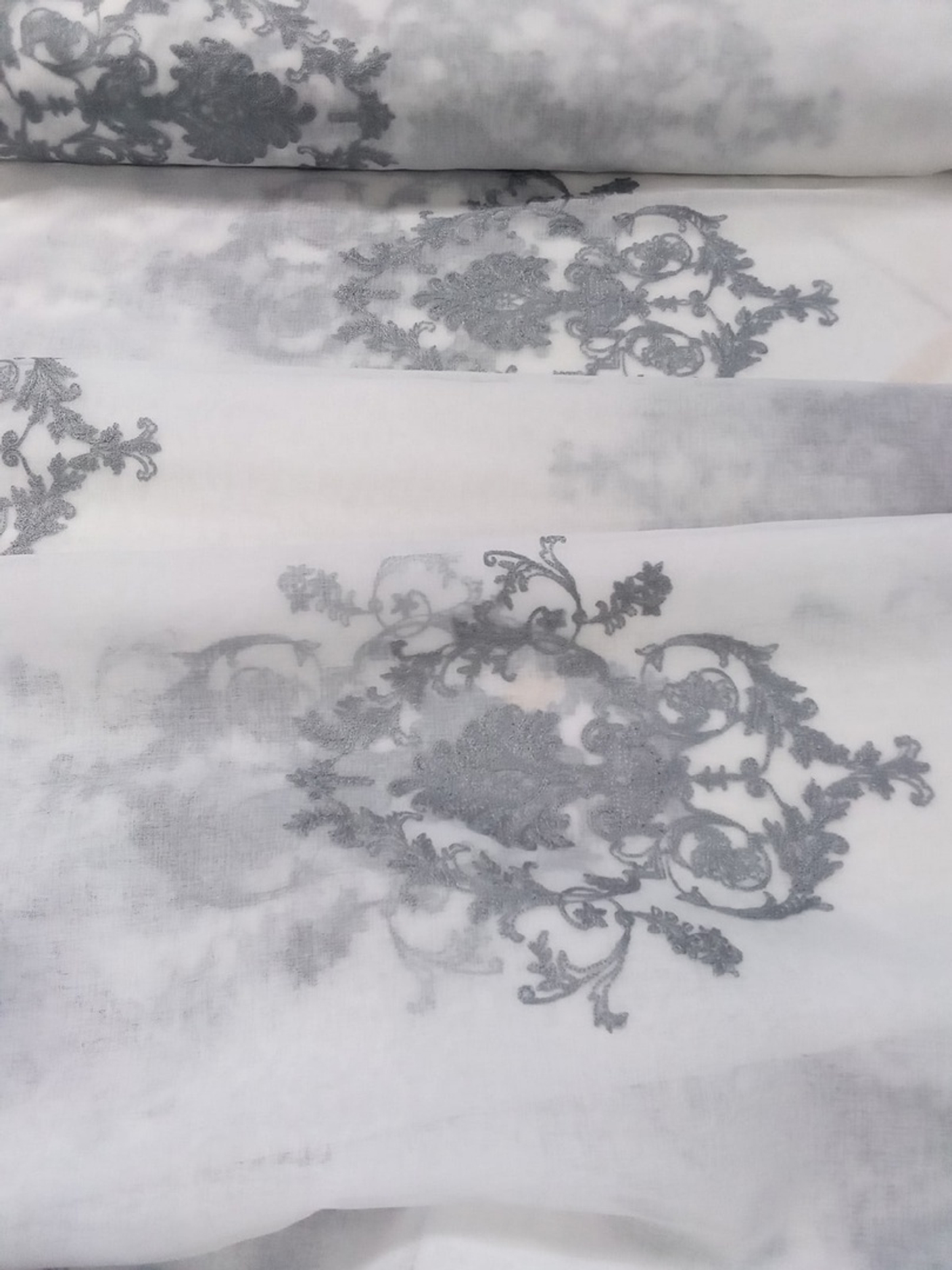 Тюль лен с вышивкой .