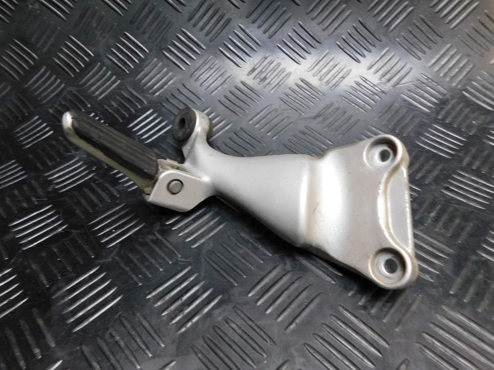 Подножка пассажирская правая Suzuki GSX1300R Hayabusa 99-2007 (с кронштейном)