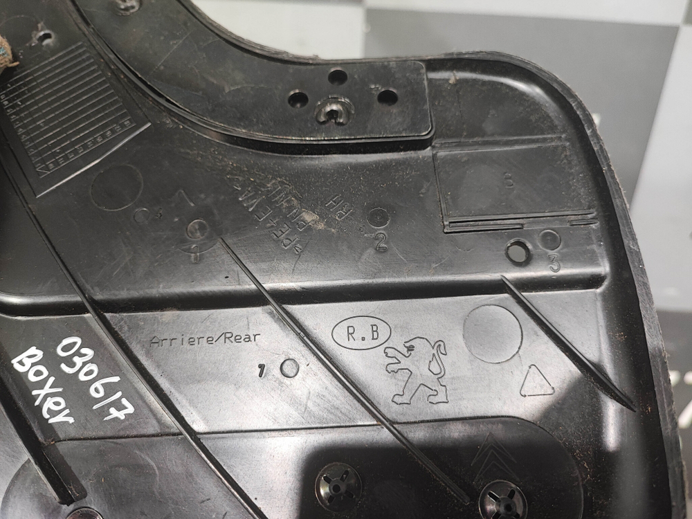 Брызговик задний правый Peugeot 308 Б/у оригинал 9603R8