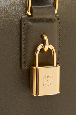 Loewe Сумка Amazona 23 из телячьей кожи наппа, темный хаки