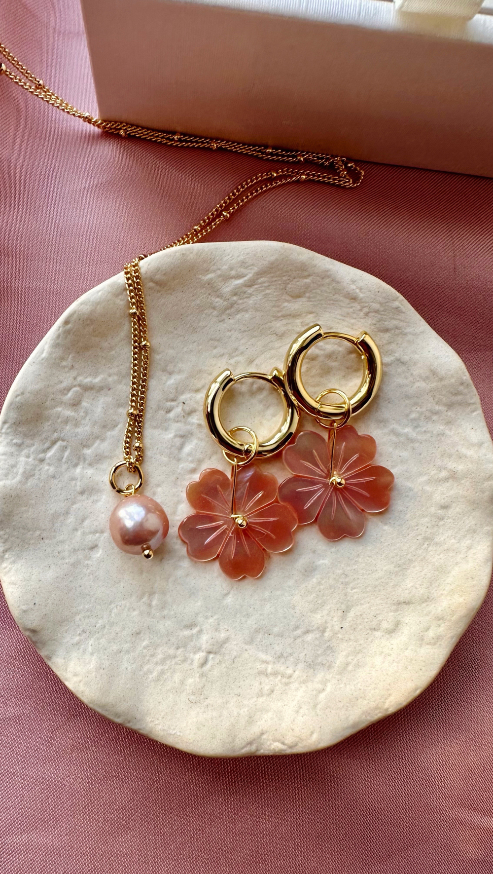 Серьги Цветы из розового перламутра