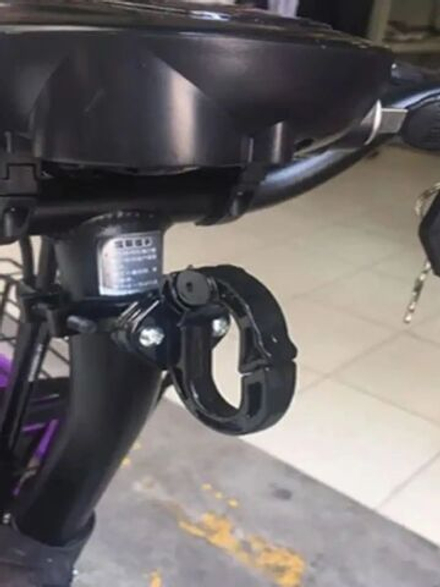 Крючок металлический кольцеобразный закрывающийся с креплением для руля, рамы электросамоката, велосипеда, мотоцикла