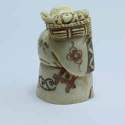 Нэцкэ Дзюродзин без головного убора с корзиной и персиком