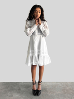 Платье Xinran Studio на пуговицах кружевное с воланами внизу Nadya