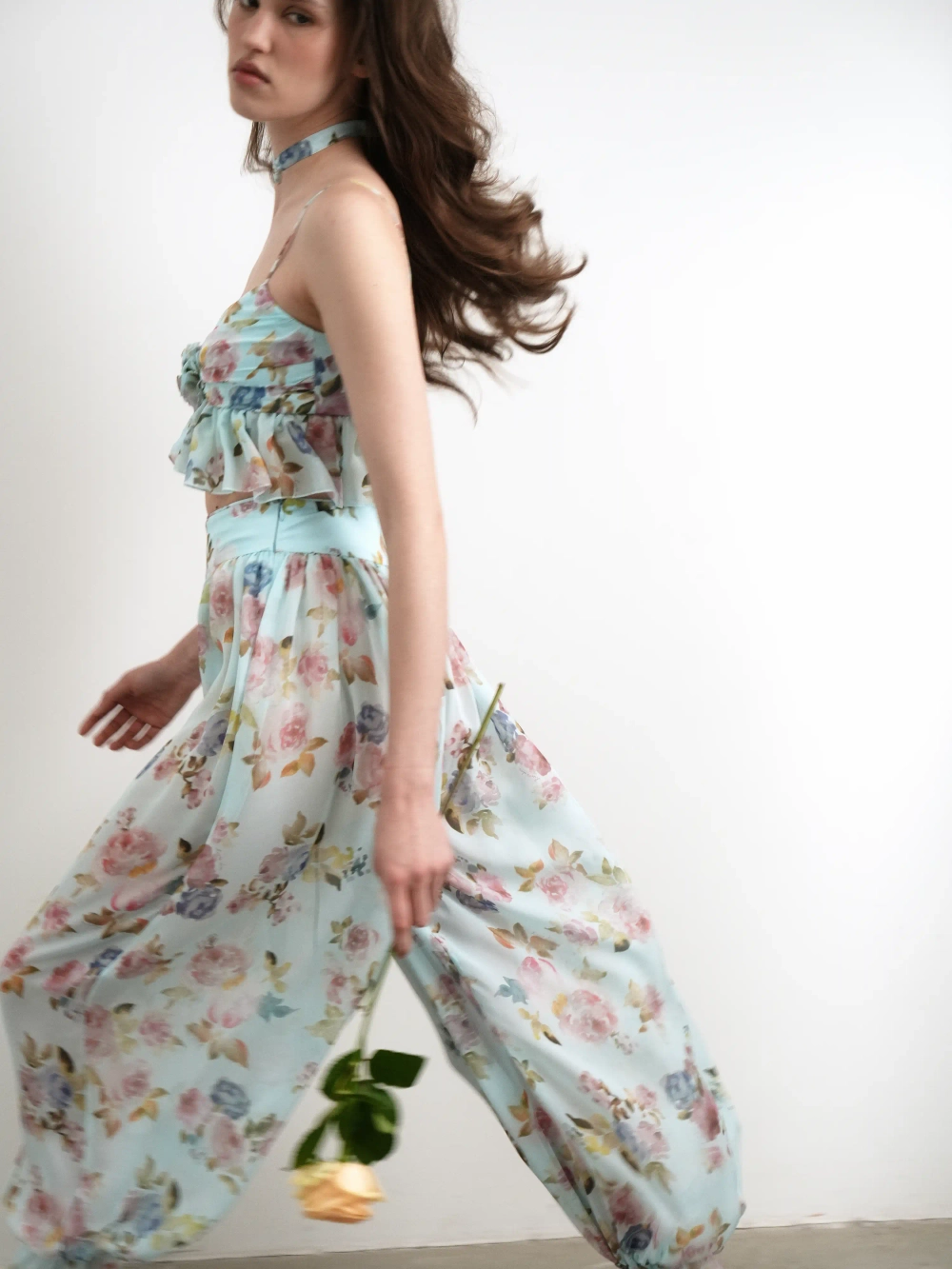 Уиллоу (Willow), топ из голубого шифона с цветочным принтом, с розой