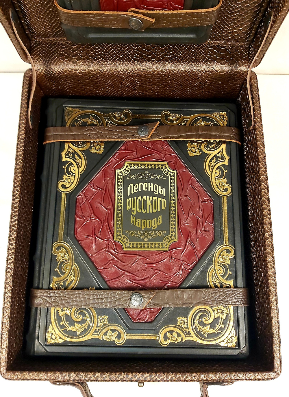 Набор из кожи в кейсе "Легенды русского народа " книга+ежедневник