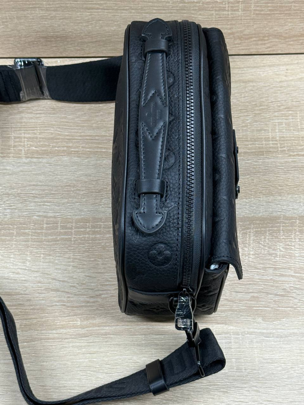 Сумка-мессенджер Louis Vuitton