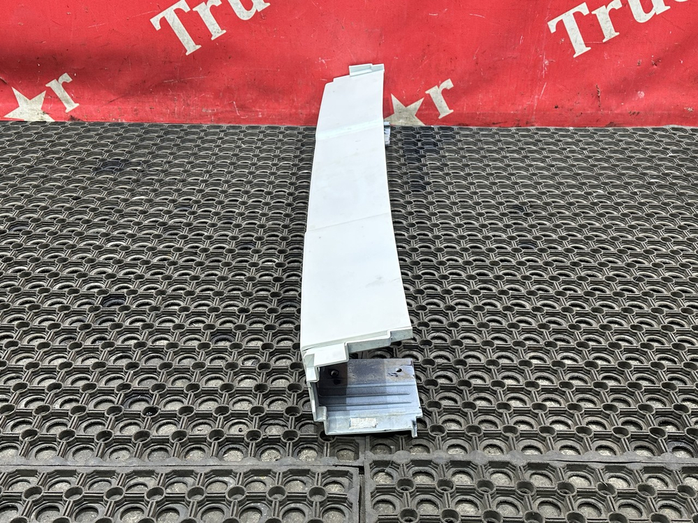 Накладка бампера верхняя средняя часть