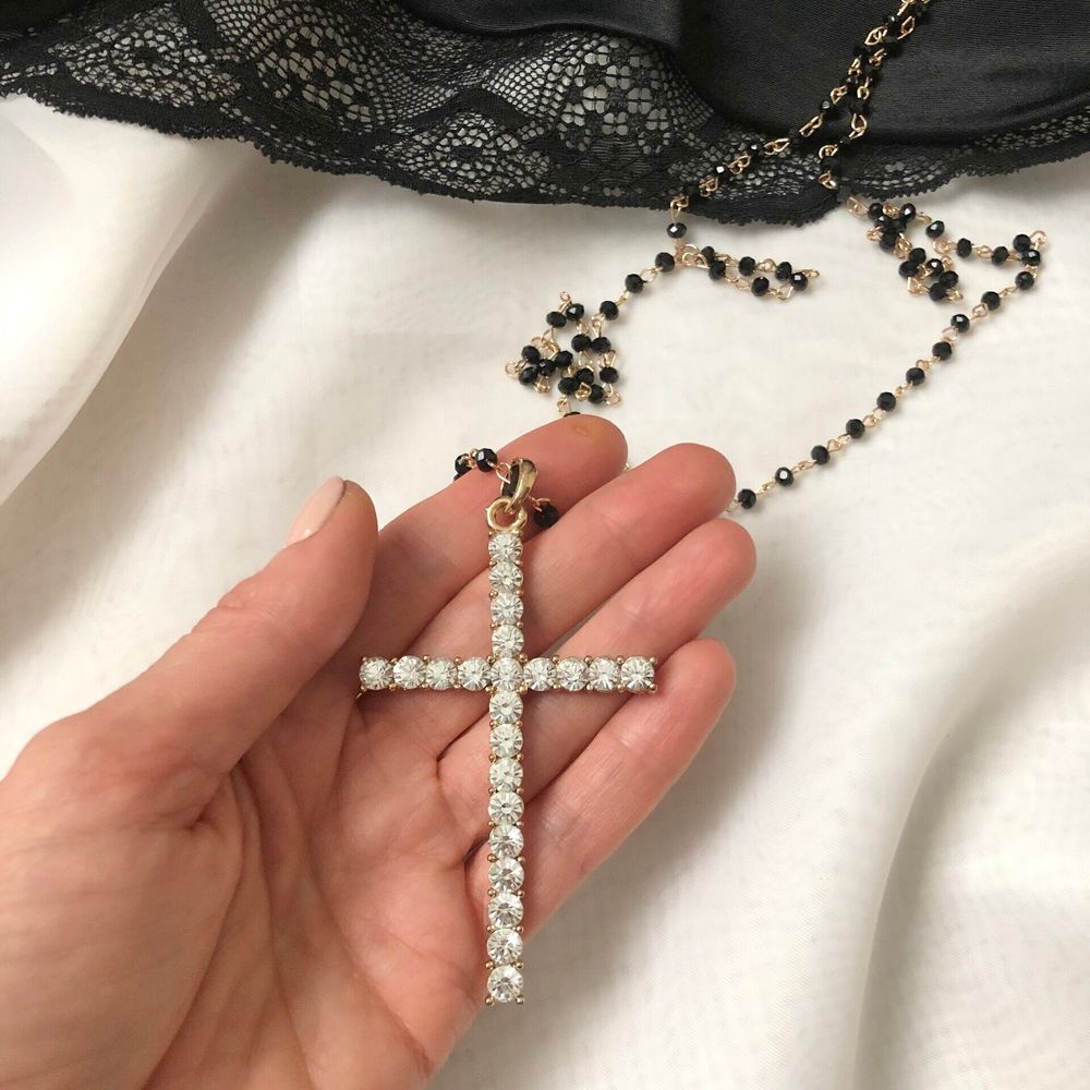 Крест с прозрачными кристаллами на тонкой длинной черно-золотой цепочке, Италия