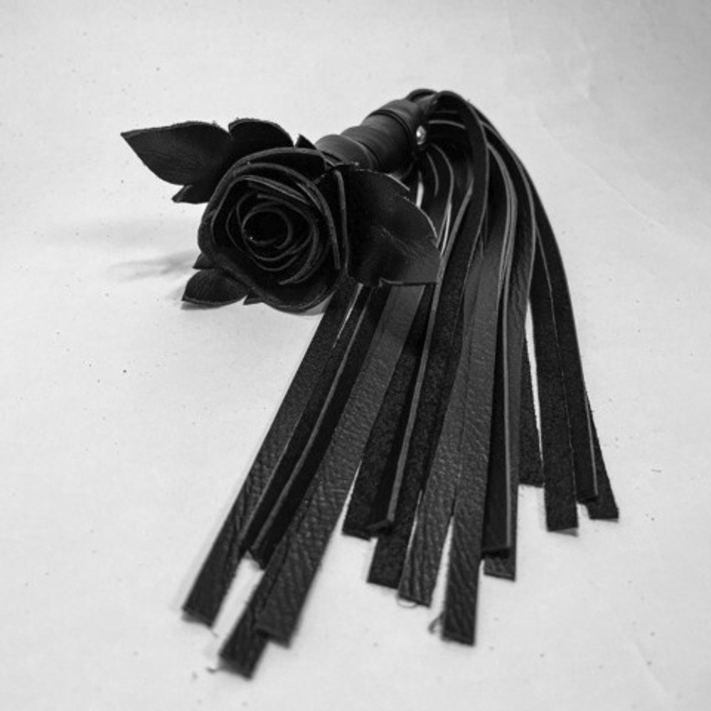 Плеть чёрная роза лаковая с кожаными хвостами