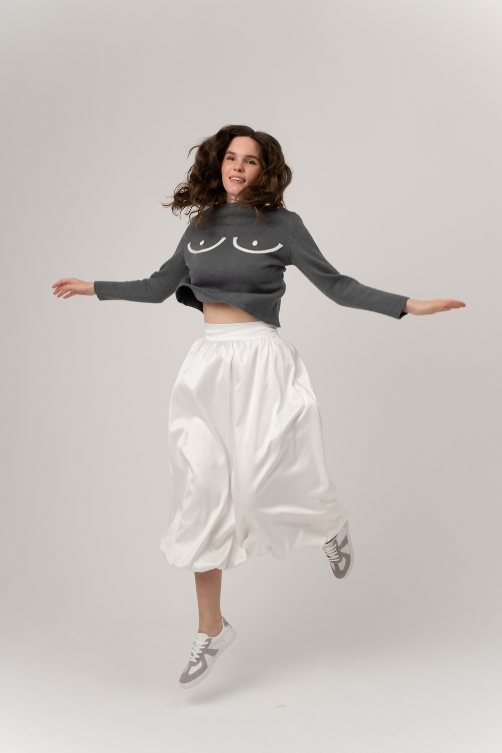 Серый свитер с титями