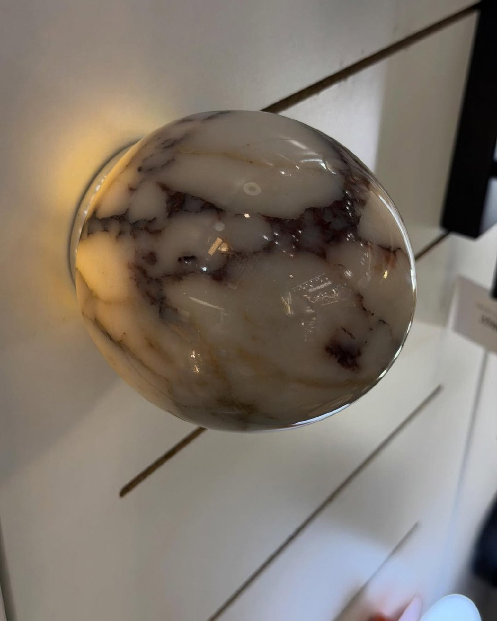 Настенное бра из натурального мрамора, представлено в двух размерах.