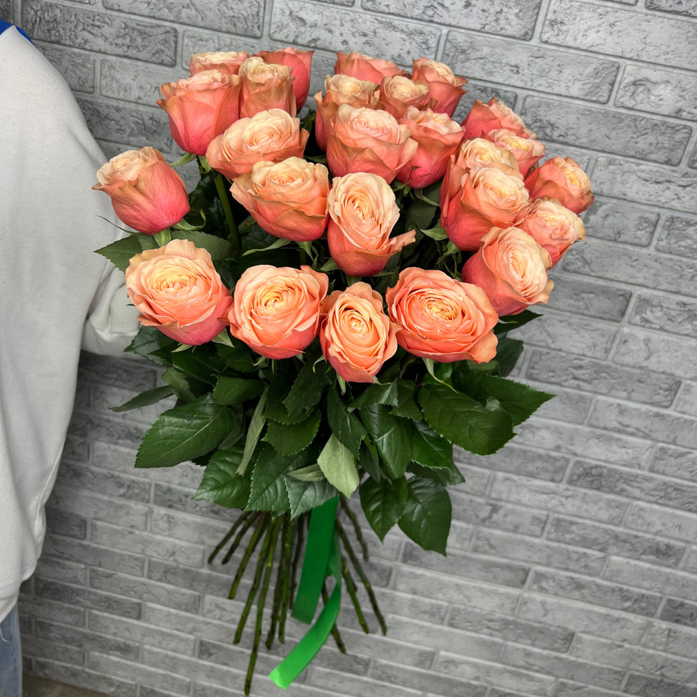 Букет из 25 персиковых пионовидных роз