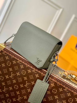 Louis Vuitton Takeoff Messenger