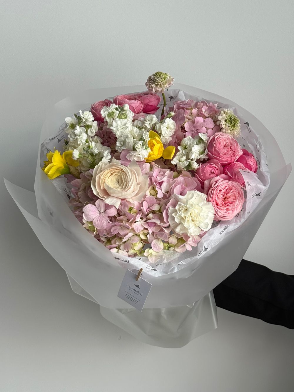 Сборный букет из розовой гортензии, нарциссов, кустовых пионовиднных роз, маттиолы и диантусов