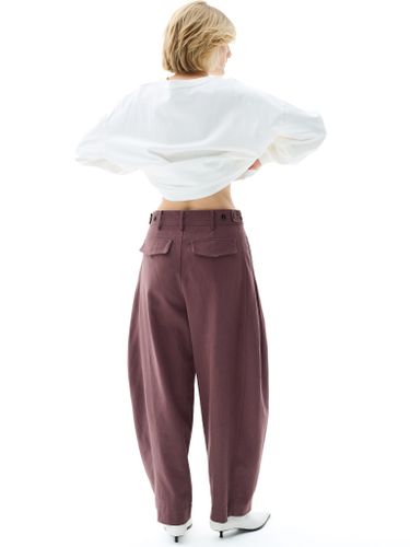Бордовые брюки-бананы с защипами