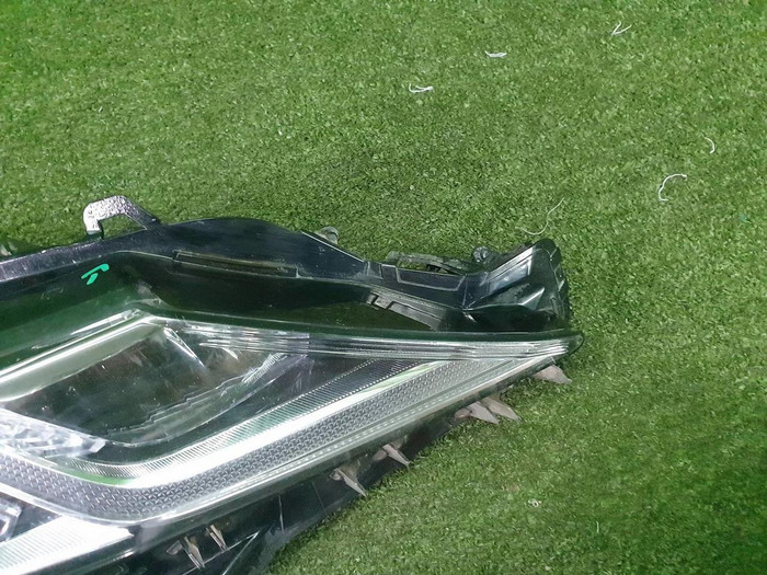 Стекло фары правое Toyota Camry xv70 (2017-н.в.)