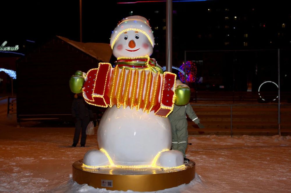 новогодний снеговик с гармошкой, уличная фигура