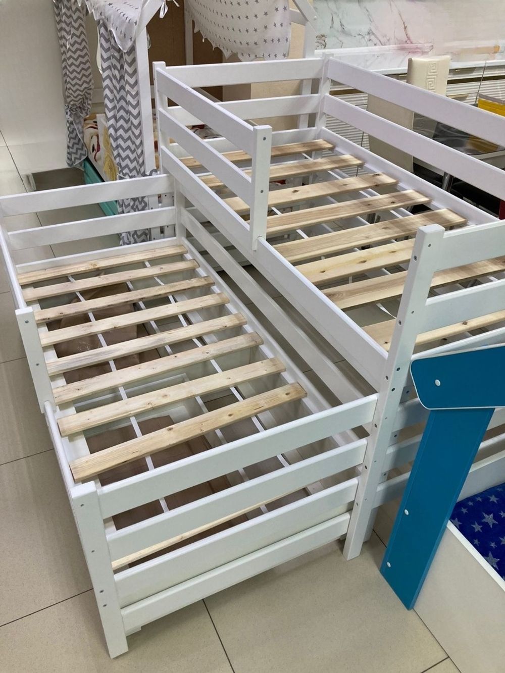 Кровать Манеж 2-х яр. с выдвежным местом Массив белый/белый (ладе) 800*1600