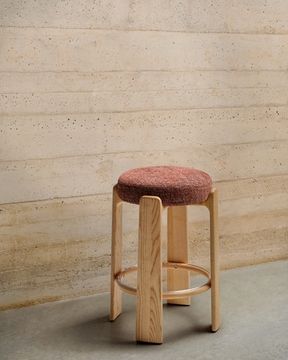 Барный табурет Granite из терракотовой синели и массива ясеня с натуральной отделкой