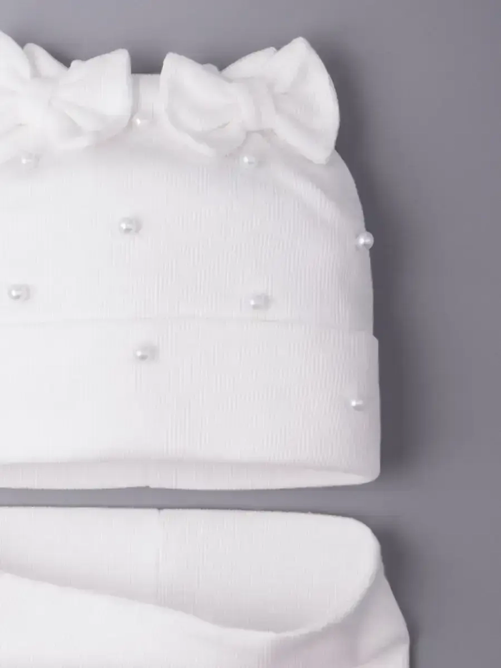 Шапка для девочки на осень с бусинами и снуд