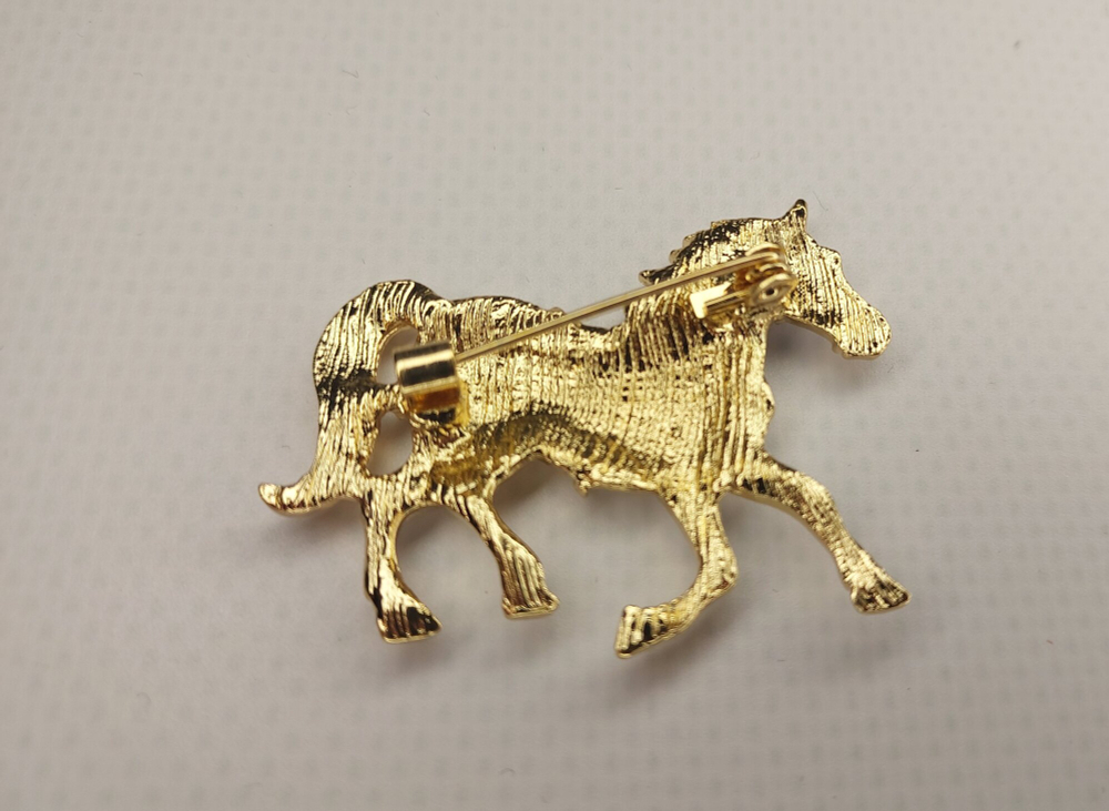 Брошка "Белая лошадь". Женская брошь,украшение.Подарок на новый год. Символ года