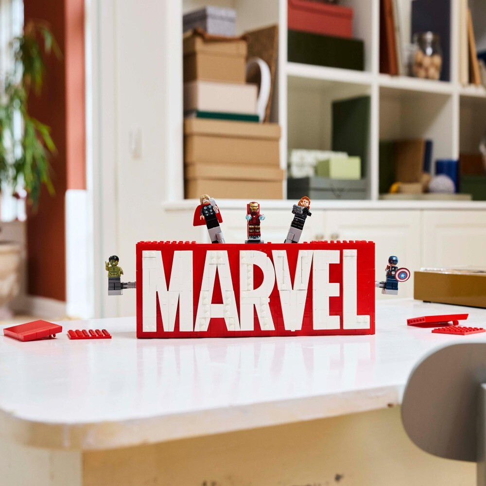 LEGO Marvel Super Heroes / логотип MARVEL с минифигурками/ 76313