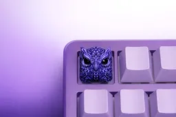 Клавиша XIIX «Owl Indigo», фото на клавиатуре - ракурс 2