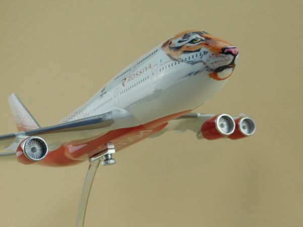Модель самолета Boeing 747 «Тигролёт» авиакомпании «Россия» в масштабе 1:144