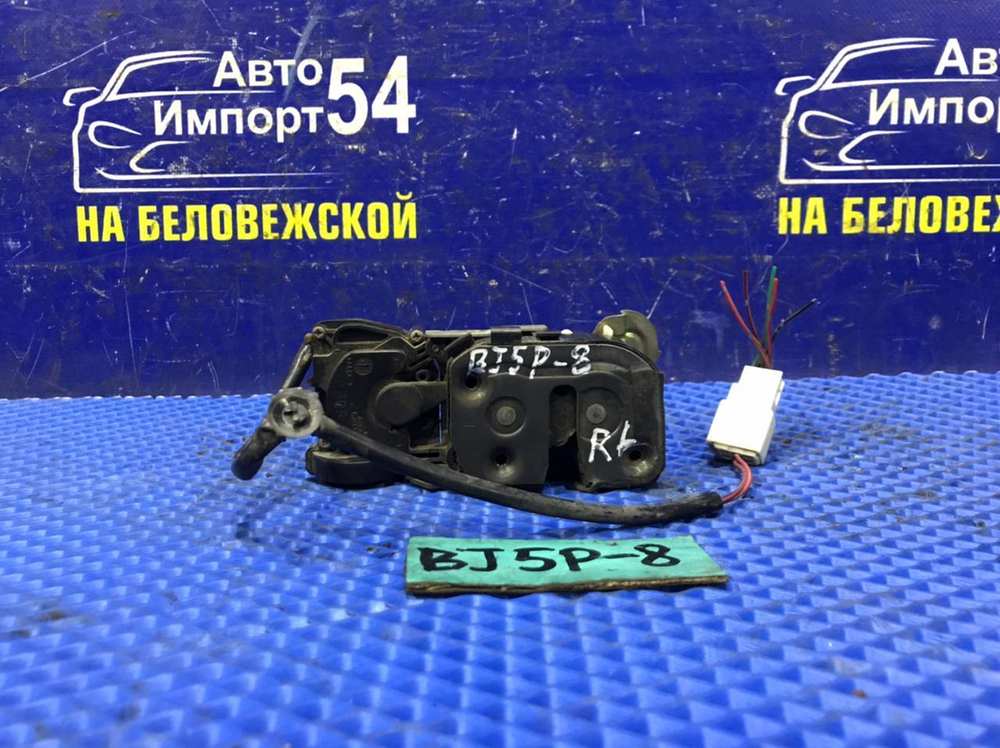 Замок двери задней левой MAZDA FAMILIA 2003