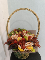 Корзина с раками и креветками