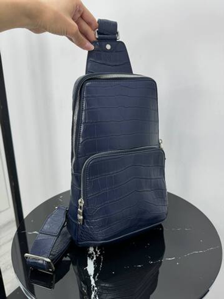 Сумка-слинг Louis Vuitton из кожи крокодила