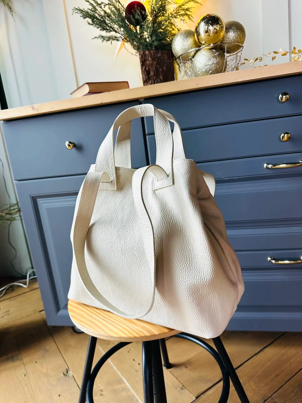 Женская сумка-шоппер из натуральной кожи белого цвета