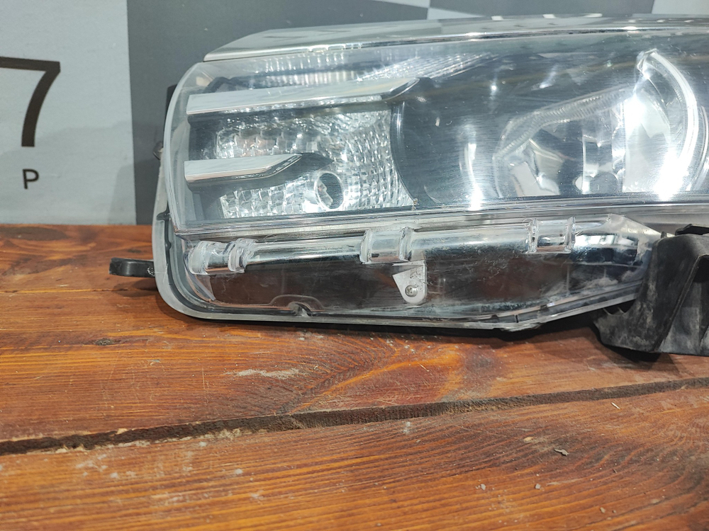 Фара левая Галоген Toyota Corolla (E180)  Б/У Оригинал 8117002F01